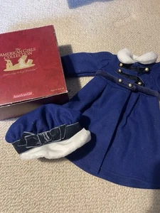 Pensionierte American Girl Puppe Caroline’s Wintermantel und Mütze inklusive Karton selten - Bild 1 von 9