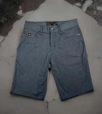 Bermudas Oakley ajustadas para hombre 30 carbón flexible informales 5 bolsillos 11” usadas en excelente estado Foto 1 de 4