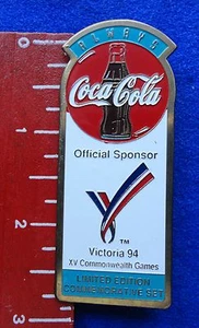 Spilla da bavero Jumbo 3" alta bottiglia Coca-Cola Cola sempre logo giochi Commonwealth - Foto 1 di 1