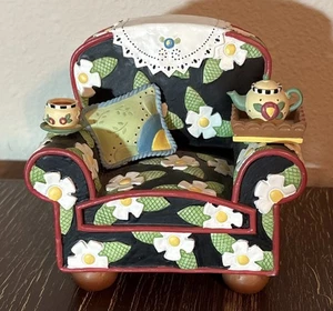 Vintage Mary Engelbrect Michael & Co Sessel Buchstütze mit Teekanne und Tasse 2001 - Bild 1 von 6