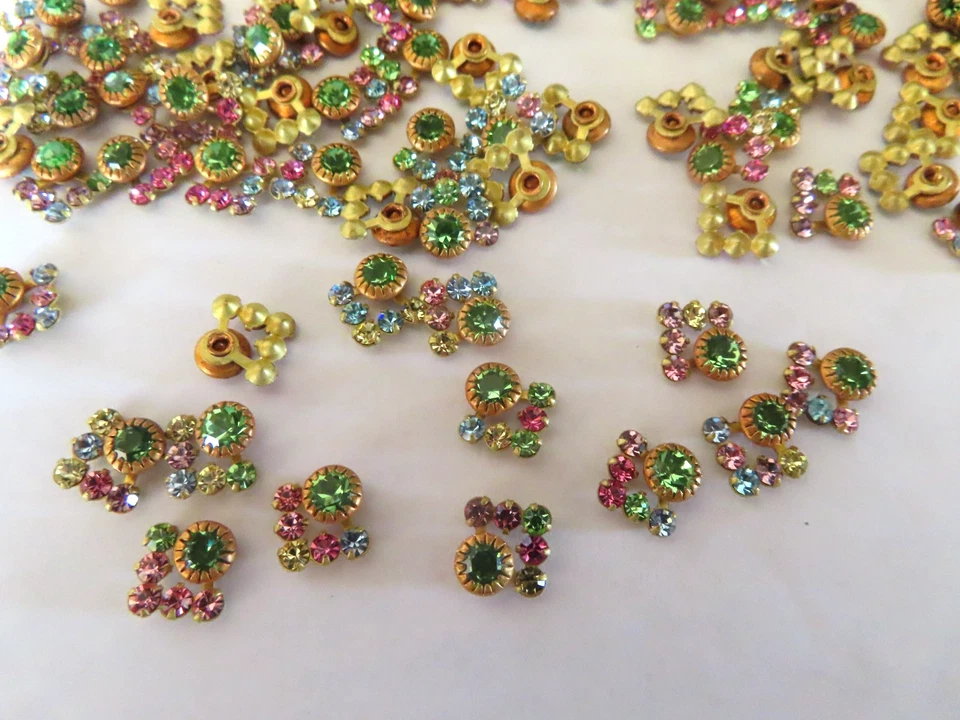 36 remaches Swarovski estrás en V, 12 mm Lt. Zafiro/Cristal/Latón SIN RESPALDO Foto 1 de 1