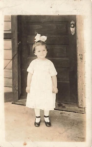 VINTAGE RPPC ECHTFOTO POSTKARTE KLEINES MÄDCHEN IN WEISS MIT GROSSER SCHLEIFE um 1910 072224 T - Bild 1 von 2