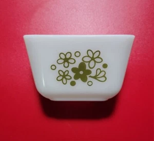Vintage Pyrex Spring Blossom 501 B 1 1/2 Cup Dish Green Floral White Glass - Picture 1 of 4
