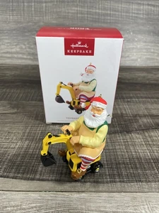 2024 Hallmark Spielzeugmacher Weihnachtsmann mit Kranich - Ornament 25. in der Santa Serie - Bild 1 von 8