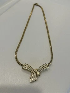 Trifari Knot Choker Necklace, Off-White Enamel Knot With Gold Trim - Bild 1 von 4