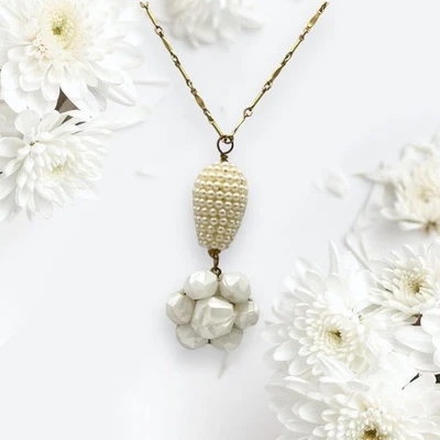 Hermoso collar de cadena en tono dorado y colgante de flor de perlas Lenora Dame Designer Foto 1 de 4