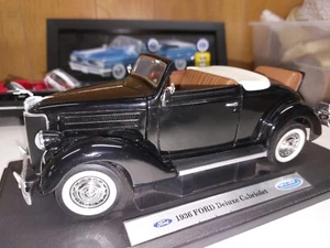 Welly 1:18 Scale 1936 Ford Deluxe Cabriolet, Black,Tan Top - Picture 1 of 12