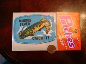 NEU Vintage Voyager Muskie Fever Catch It Angeln bestickt Patch Bügelbild, Nähen - Bild 1 von 3