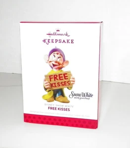 HALLMARK RECUERDO ORNAMENTO DISNEY BLANCO COMO LA NIEVE DOPEY FREE KISSES EDICIÓN LIMITADA 2013 NUEVO EN CAJA - Imagen 1 de 4