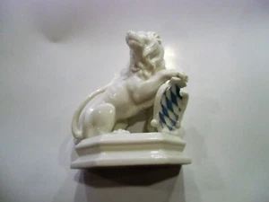 Nymphenburg Porzellan Löwe mit Wappen - Bild 1 von 10