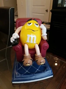SILLA RECLINABLE DISPENSADOR DE DULCES DE PLÁSTICO M&M'S con maní amarillo remoto Niño perezoso - Imagen 1 de 3