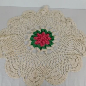 Tapa de mesa redonda grande vintage de ganchillo manual doily 24"" centro rosa defecto - Imagen 1 de 8