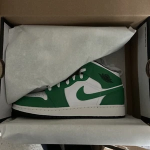 Nike Air Jordan 1 Mid Lucky Green GS UK 6 EU 40 BNIB RARE - Picture 1 of 2