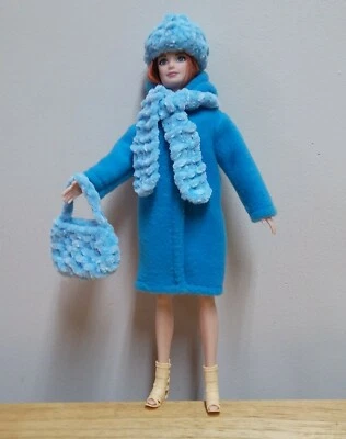 Barbie 11 1/2" Muñeca Ropa Abrigo Polar Azul, Sombrero Azul, Bufanda Cuello, Cartera Foto 1 de 2