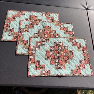 3 Patchwork gesteppte Tischsets grün mit rosa weiß braun Blumen 18,5" x 12,5" - Bild 1 von 8