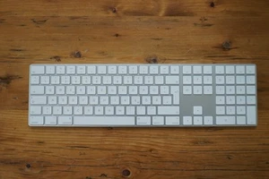 Apple Magic Keyboard A1843 - Weiß mit Ziffernblock sehr guter Zustand - Afbeelding 1 van 5