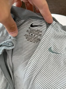 Nike Cremallera Una Pieza Gris Claro Humo y Blanco Rayas Talla 3 Meses Usado - Imagen 1 de 2