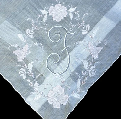 Pañuelo de novia vintage Madeira gris y rosa claro con monograma inicial "F"**#17 Foto 1 de 2
