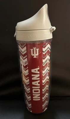 Caneca copo viagem Indiana Hoosiers Tervis 24 oz tampa flip 700 ml ziguezague - Imagem 1 de 4