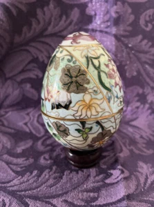 Hinged Brass Cloisonné Enamel Easter Egg Trinket Box With Stand Vintage - Foto 1 di 4
