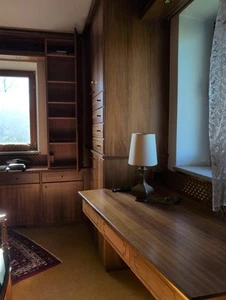 Hochwertiges Einbauzimmer aus Kirschbaum mit Schreibablage und Einbau Couch. - Bild 1 von 19