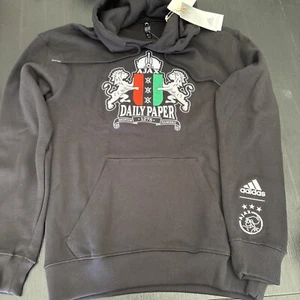 Adidas AJAX AMSTERDAM - SUDADERA CON CAPUCHA GRÁFICA DE PAPEL DIARIO - Talla PEQUEÑA Nueva Con Etiquetas - Imagen 1 de 6