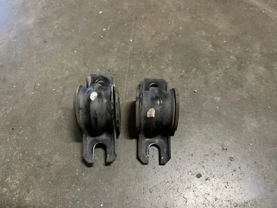 2003 2004 2005 Nissan 350z Coupe Rear Sway Bar Bushings Brackets OEM 4808 - Image 1 of 4