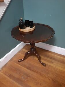 Solid Mahogany Round Tea Table: Queen Anne Style; Scalloped Edge Design 