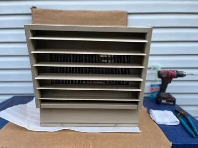 Calentador de montaje en pared Aitken 10Kw 240 Voltios. Fabricado por Marley Engineering.   Foto 1 de 4