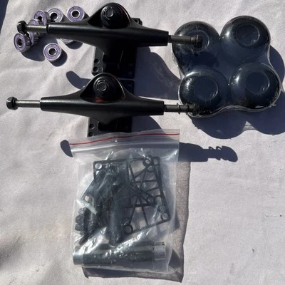 Camiones de skate, ruedas, rodamientos, paquete de camión de herrajes negro. Herramientas. Foto 1 de 4