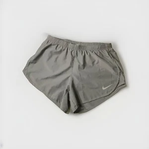 Nike Shorts Damen S grau Laufen Training Freizeit 3" Dri Fit nicht gefüttert - Bild 1 von 1