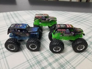 (3) Lote de camiones Grave Digger Hot Wheels Monster Jam 1:64 - Imagen 1 de 7