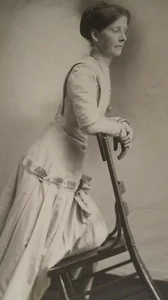 alte Foto AK Dame lehnt auf Stuhl ca 1911 - Bild 1 von 3