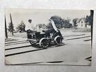 C2542 carte postale RPPC chemin de fer train pompe de voie poussoir chariot chariot noir opéré par un homme