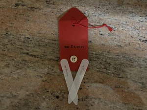 Kit de camisa de vestir Kiton con dos estancias de cuello de marca + dos botones de repuesto NUEVO - Imagen 1 de 2