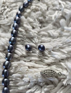 Collana di perle blu viola iridescenti rotte - con 2 perle separate e chiusura - Foto 1 di 12