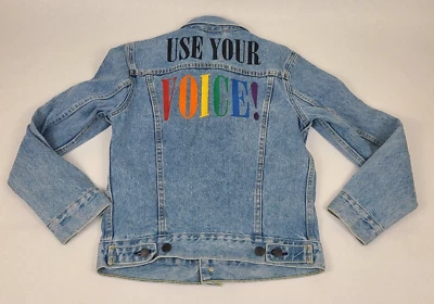 Chaqueta de Camionero Levis Pride Denim Usa Tu Voz LGBTQ Arco Iris Talla XS NUEVA CON ETIQUETAS Nueva Foto 1 de 4