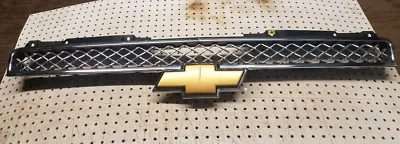 2007-2012 Chevrolet Avalanche Tahoe Upper Grille OEM  - Image 1 of 4