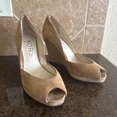 Zapatos de salón Michael Kors de cuña con plataforma punta abierta de cuero gamuza tostado talla 6M Foto 1 de 4