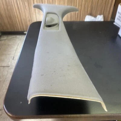 JAGUAR XJ8 XJR VANDEN PLAS DRIVER ESQUERDO ACABAMENTO B-PILLAR CINZA 2004 2005 2006 2007  - Imagem 1 de 4