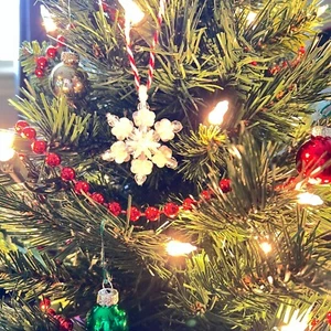 Handgefertigtes Perlenornament - kleine weiße Schneeflocke - neu - Bild 1 von 4