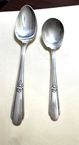 Cucchiaio da zucchero Wm Rogers vintage Silverplate e cucchiaio da portata AI Plus motivo frutta/floreale - Foto 1 di 5