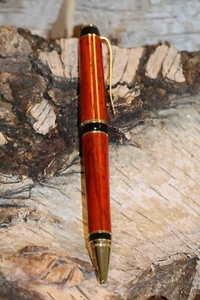 Eleganter handgedrechselter Dreh-Kugelschreiber aus nachhaltigem Holz (Padouk) - Bild 1 von 14