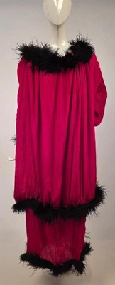 VESTIDO DE GRAN TAMAÑO DE SEDA PLISADA ROSA EDUARDIANO INUSUAL CON ADORNOS DE PLUMAS NEGRAS DE FELPA Foto 1 de 4
