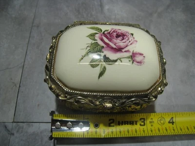 Винтажная японская декоративная шкатулка для ювелирных изделий фарфоровый розовый верх золотистый металл - Изображение 1 из 4