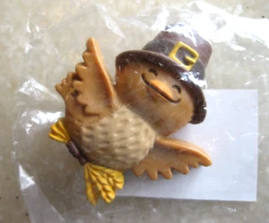 1981 HALLMARK Thanksgiving Pin, Turkey w/ Pilgrim Hat, Holding Wheat? / Orig Bag - Picture 1 of 4