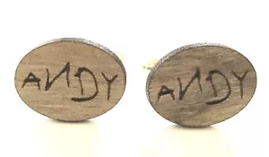 Manschettenknöpfe Graviert mit Der Name Andy Aus Toystory IN Holz Geschenktüte - Bild 1 von 2