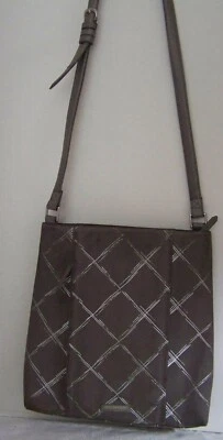 Bolso Bandolera Vera Bradley Gris y Plateado Iluminado Resistente al Agua Delgado Foto 1 de 4