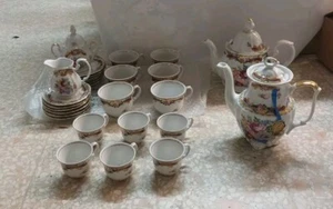 KOMPLETT KAFFEE UND TEE VON 6 UND MILCHKÄNNCHEN, KAFFEEKANNE, TEEKANNE UND ZUCKERDOSE LIMOGES - Bild 1 von 7
