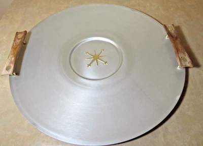 Bandeja redonda de aluminio para servir vintage MCM Mirro Medallion con mango de teca 17" Foto 1 de 4
